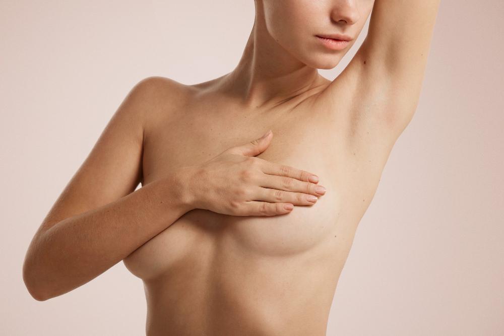 Brustvergrößerung mit Implantat oder Eigenfett 2 Brustvergrößerung mit Implantat oder Eigenfett: In vielen Fällen denken Frauen über eine Brustvergrößerung mit Implantat oder Eigenfett nach