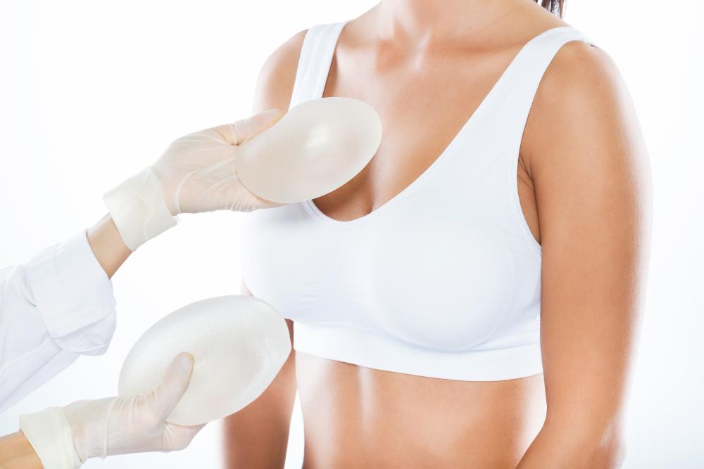 Brustvergrößerung mit Implantat oder Eigenfett 1 Brustvergrößerung mit Implantat oder Eigenfett: In vielen Fällen denken Frauen über eine Brustvergrößerung mit Implantat oder Eigenfett nach