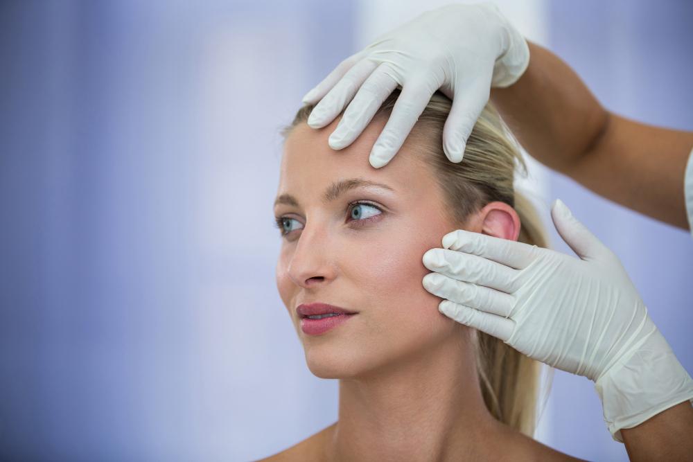 Was ist ein Fadenlifting? 1 Was ist ein Fadenlifting? Ein Fadenlifting stellt eine Option für die jenigen dar, die für eine Facelifting Behandlung nicht in Frage kommen